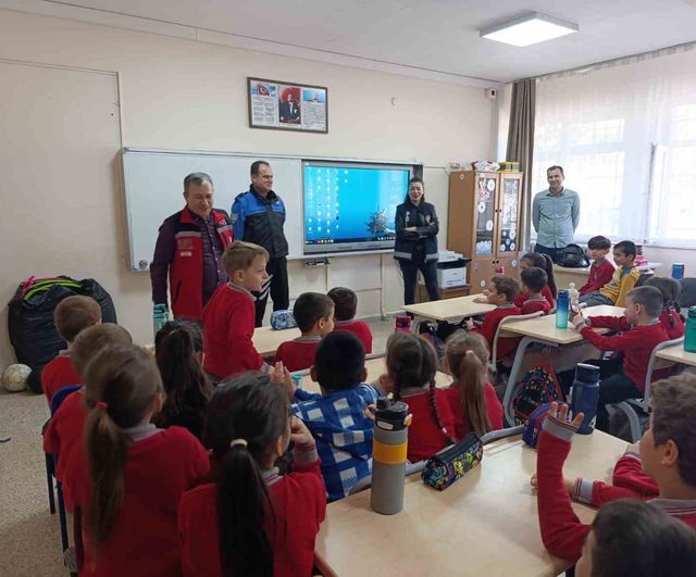 Kırklareli'de 'Ekrandan Hayata' projesi kapsamında mahremiyet ve güvenli internet eğitimleri