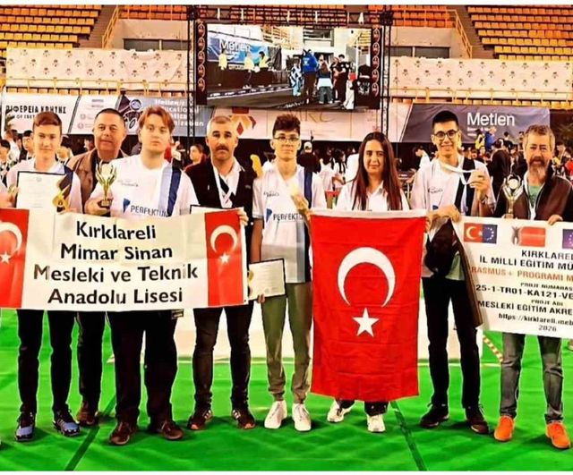 Kırklareli Mimar Sinan Mesleki ve Teknik Anadolu Lisesi Öğrencileri Girit'te Robot Olimpiyatları'nda Dünya Birincisi