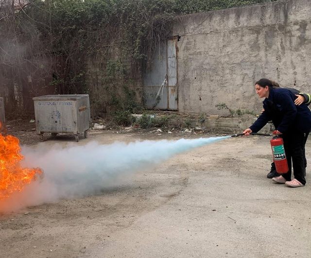Kocaeli'de sağlık çalışanlarına teorik ve uygulamalı yangın eğitimi verildi