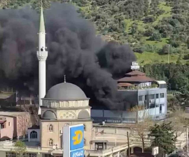 Kocaeli Körfez'de plastik ve promosyon fabrikasında yangın kontrollü şekilde söndürüldü