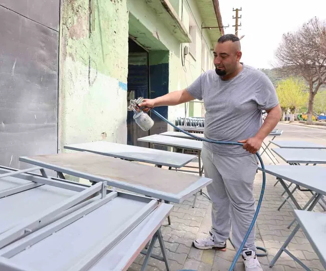 Koçarlı’da Demir Masalar Yeni Düğün Sezonuna Boyanarak Hazırlanıyor