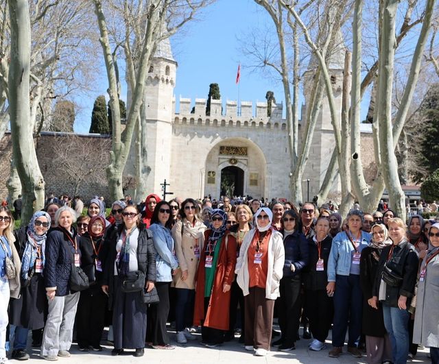 Küçükçekmece Belediyesi'nin Ücretsiz Topkapı Sarayı Rehberli Kültür Gezileri Sürüyor