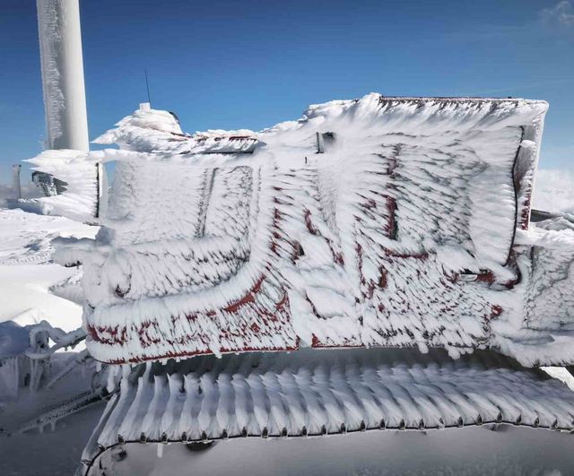 Kumalar Yaylası'nda rüzgâr türbinlerine ulaşmak için 4 metreyi bulan kar tüneli açıldı