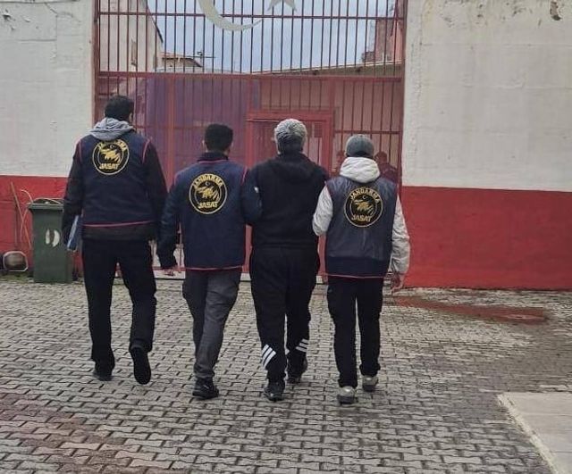 Kuşadası’nda 18 yıl 1 ay 15 gün hapis cezası bulunan firari jandarma operasyonuyla yakalandı
