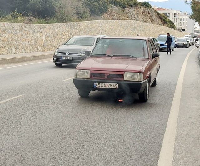 Kuşadası Süleyman Demirel Bulvarı'nda Kısa Sürede İki Otomobil Alev Aldı