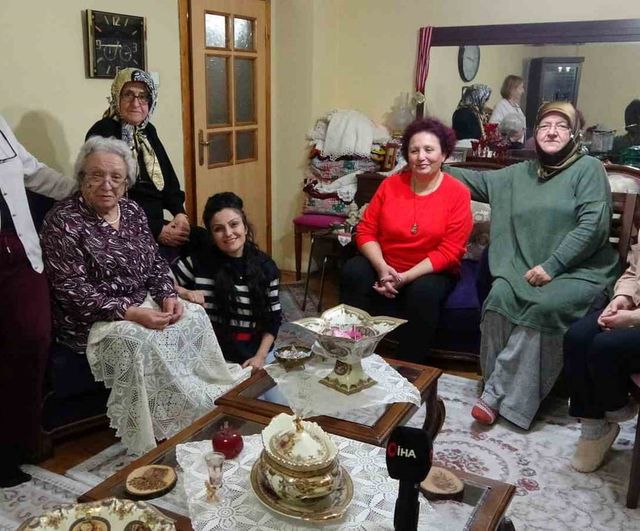 Kütahya’da 78 yaşındaki emekli öğretmenin 70 yıllık örgü azmi