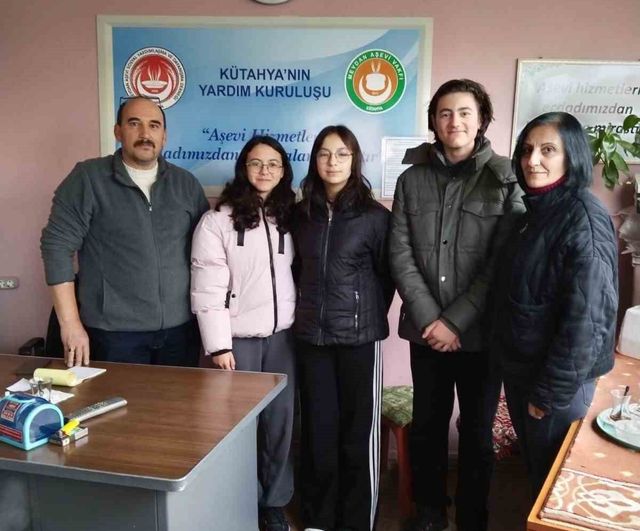 Kütahya'da Cumhuriyet Ortaokulu 'İyilik Okulları' Projesiyle Filistin ve Yerel İhtiyaç Sahiplerine Destek Sağladı