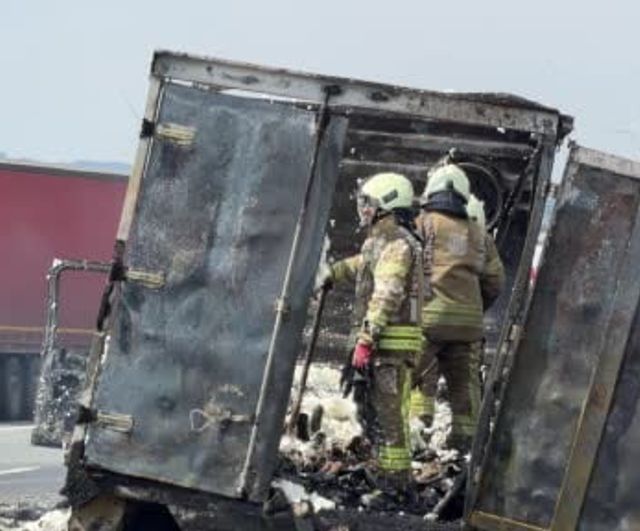 Kuzey Marmara Otoyolu'nda Çatalca istikametinde seyir halindeki tırda yangın