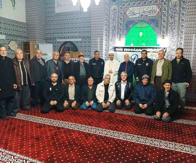 Malatya'da ihbarla gelen polisler camide Polis Haftası programıyla karşılaştı