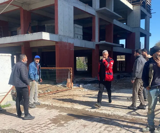 Malatya'da şantiyede asansör boşluğuna düşen işçi yaralandı