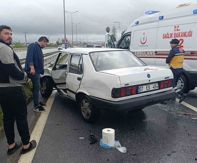 Manavgat'ta D-400'de ters yön dönüşü: Tur minibüsüyle çarpışma güvenlik kamerasında