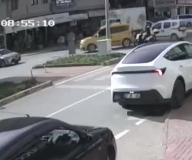 Manavgat'ta kamyondaki inşaat demirleri otomobilin ön camına saplandı