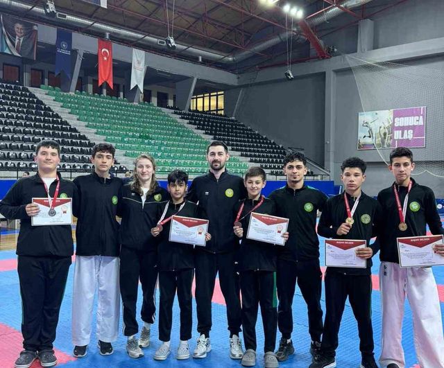 Manisa Büyükşehir Belediyesporlu karateciler Denizli'de 3 altın, 1 gümüş ve 5 bronz kazandı