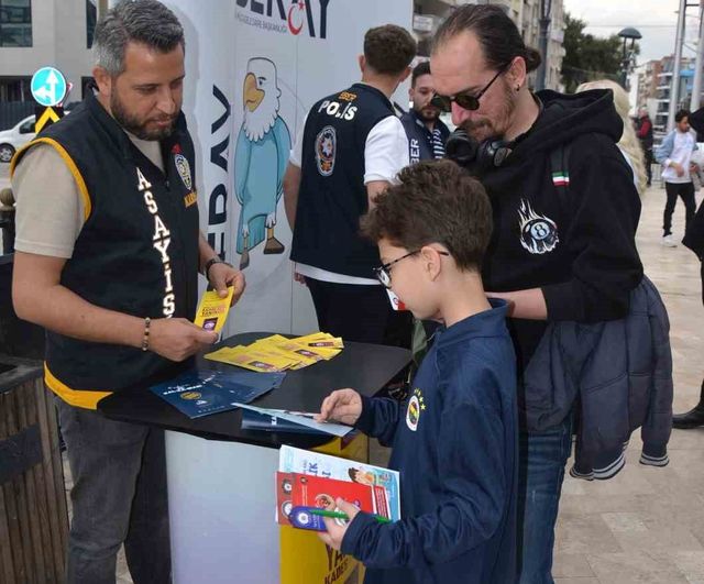 Manisa’da Polis Haftası etkinlikleri 15 Temmuz Demokrasi Meydanı’nda başladı