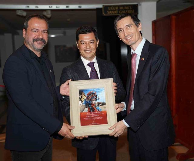 Marmaris'te sanat ve farkındalık: Kırmızı Bank uygulaması ve Carnevali D’Italia sergisi