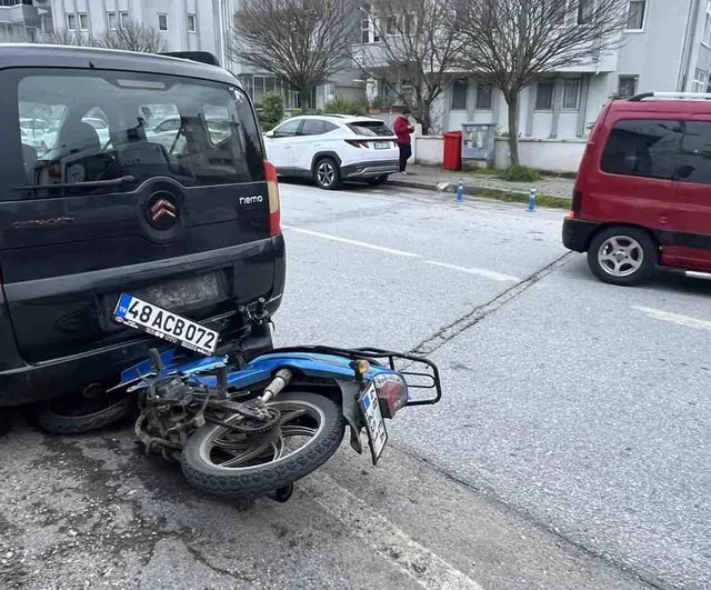 Menteşe’de motosiklet, ani manevra sonrası park halindeki araca çarptı; sürücü yaralandı