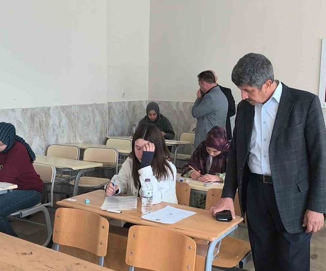 Mersin Anamur'da 'Umre Ödüllü Gençlik Bilgi Yarışması' yoğun katılımla gerçekleştirildi