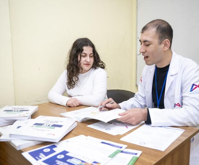 Mersin Büyükşehir Kurs Merkezi, görme engelli öğrenci Adile Nisa Bakır’a ücretsiz birebir eğitim sağladı