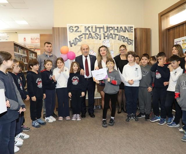 Minik Öğrenciler Şehzadeler Gençlik Evi'nde Kütüphane Sistemi Öğrendi, Kitap Bağışında Bulundu