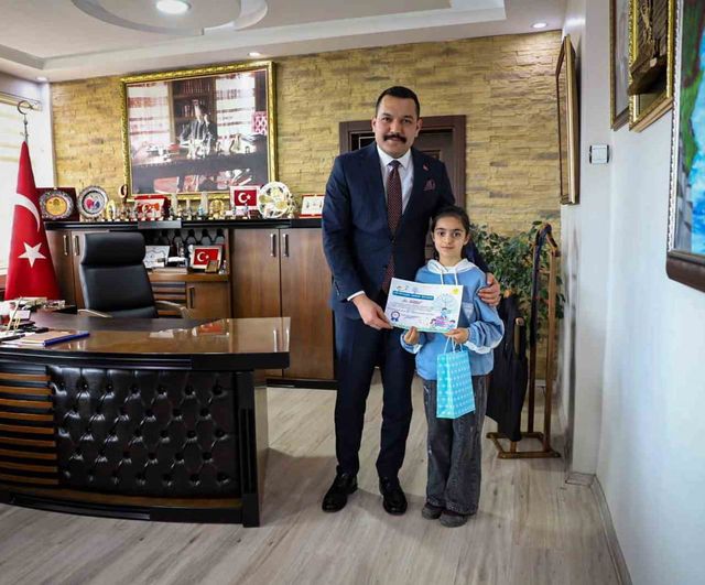 Muradiye'de 62. Kütüphane Haftası: Kaymakam ziyaretinde 'Kütüphane Kurdu' belgeleri verildi