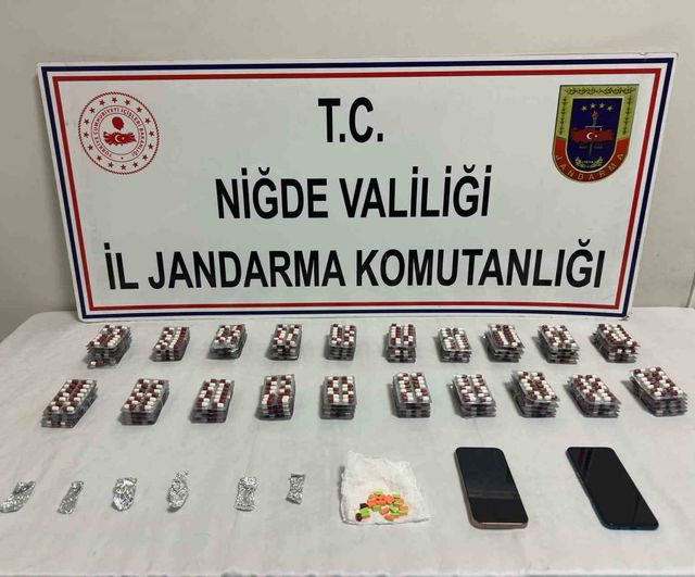 Niğde'de jandarmadan Bor ilçesinde uyuşturucu operasyonu: 1 gözaltı, 1295 sentetik hap ele geçirildi