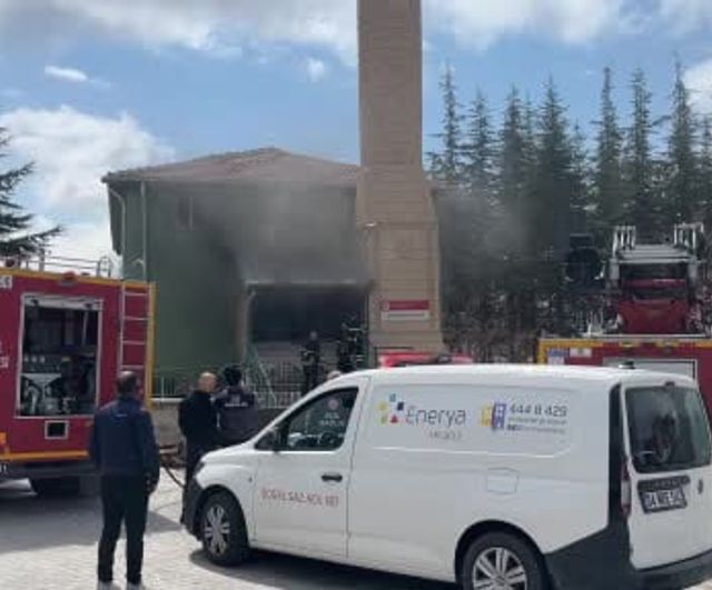 Niğde'de Muradiye Camii'nde yangın: İtfaiye ve polis müdahalesi sürüyor