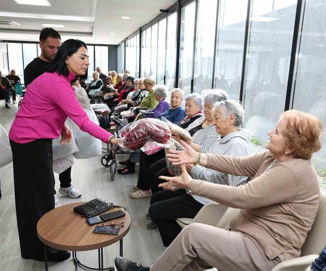 Nilüferli kadınların el emeği ürünleri huzurevi sakinlerine ulaştırıldı