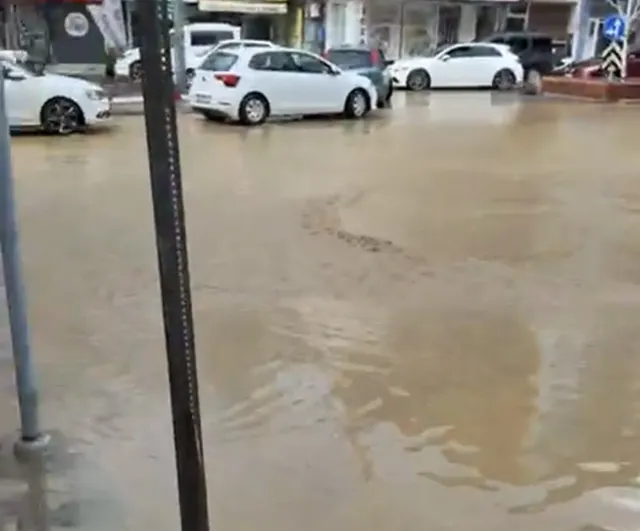 Ödemiş'te sağanak yağış ulaşımı aksattı; mazgallar tıkandı, tahliye çalışmaları sürüyor