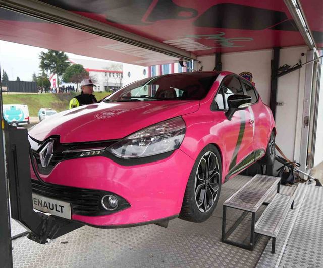 OKA'26'da emniyet kemeri simülasyonu üniversite öğrencilerinin ilgisini çekti