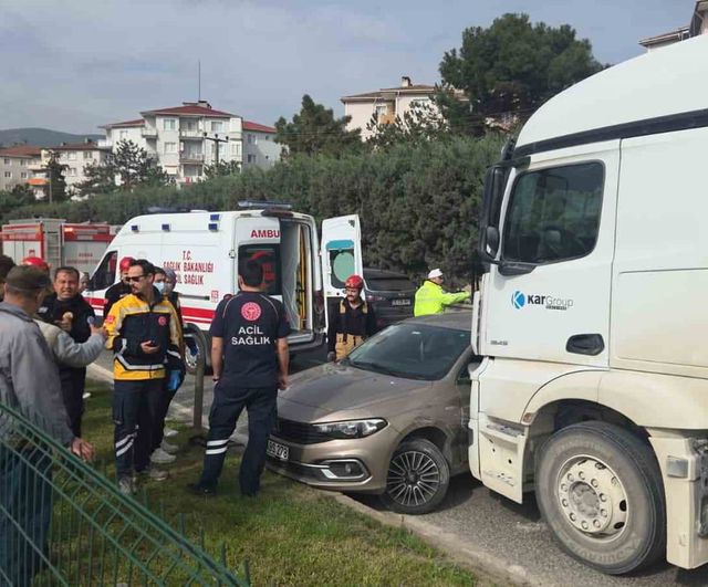Orhangazi’de hafriyat kamyonu otomobili yaklaşık 50 metre sürükledi; aile yara almadı