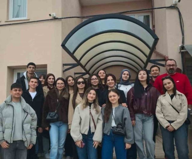 Osmaneli Anadolu Lisesi Öğrencilerinden Huzurevinde Kuşaklar Arası Buluşma
