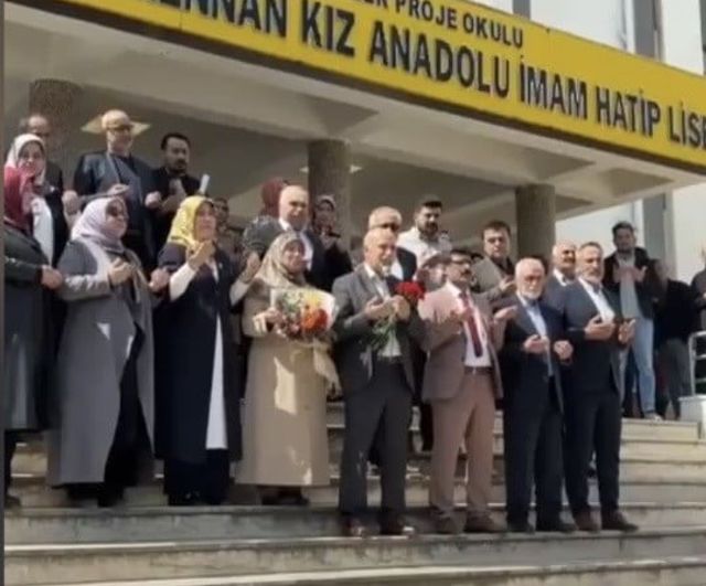 Osmaniye'de 40 yıllık Arapça öğretmeni Nejat Özbahar ilahilerle emekliliğe uğurlandı