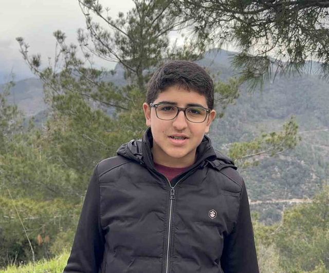 Osmaniye’de lise öğrencisi Mehmet Efe Aktaş yayladaki yıpranmış Türk bayrağını yenisiyle değiştirdi