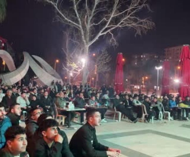 Osmaniye'de meşalelerle kutlama: A Milli Takımın Kosova zaferi kentte coşkuyla karşılandı