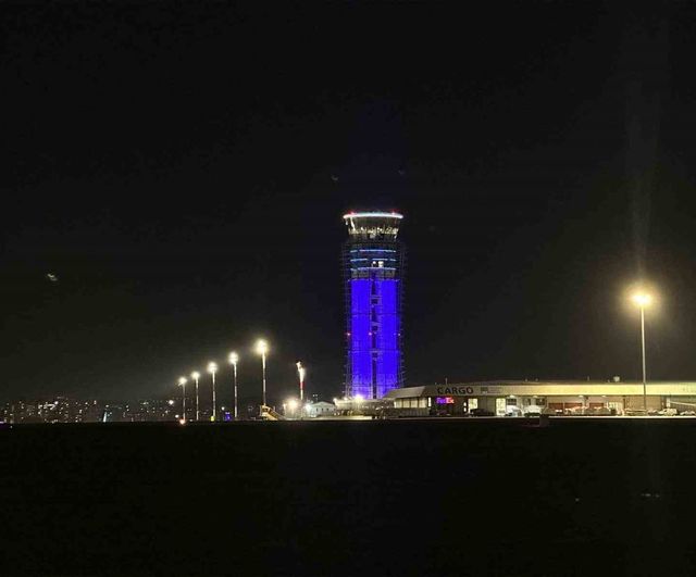 Sabiha Gökçen Havalimanı ATC Kulesi, Dünya Otizm Farkındalık Günü'nde Maviyle Aydınlatıldı