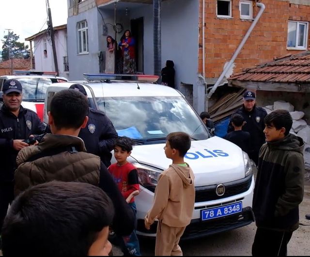 Safranbolu Gümüş Mahallesi'nde polis ekipleri 181. yıl kutlamasıyla karşılandı