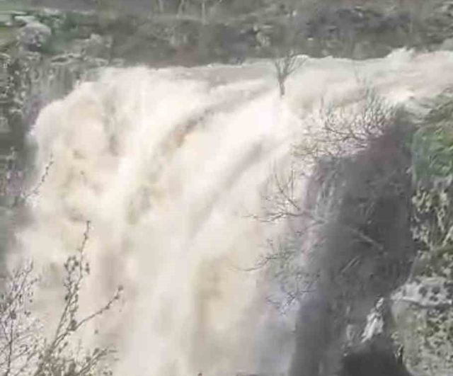 Sağanak yağış Şeyhandede Şelalesi'nin debisini artırdı