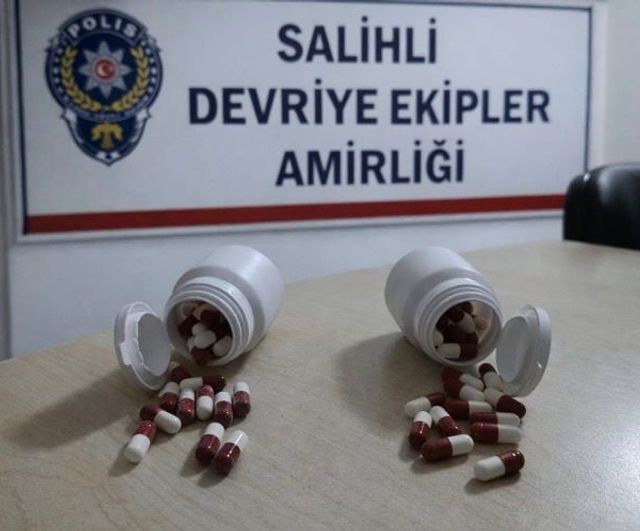 Salihli'de devriye polisleri 104 uyuşturucu hap ele geçirdi