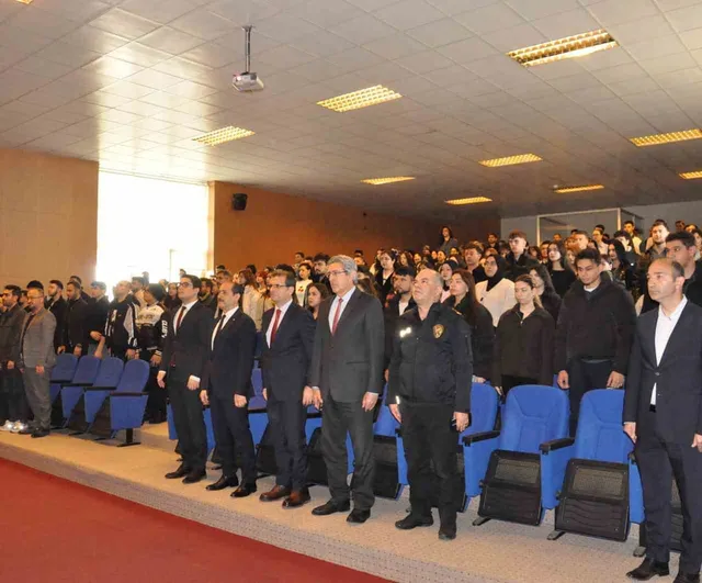 Salihli'de Üniversite Öğrencilerine Siber Suçlar ve İnternette Dolandırıcılık Eğitimi