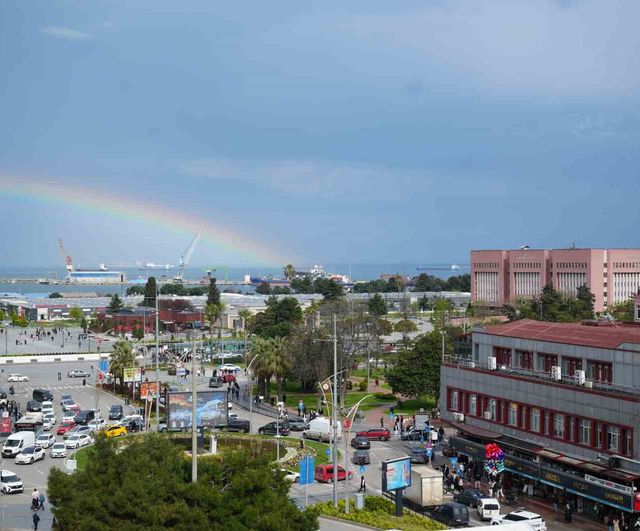 Samsun'da kısa yağışın ardından deniz üzerinde gökkuşağı oluştu