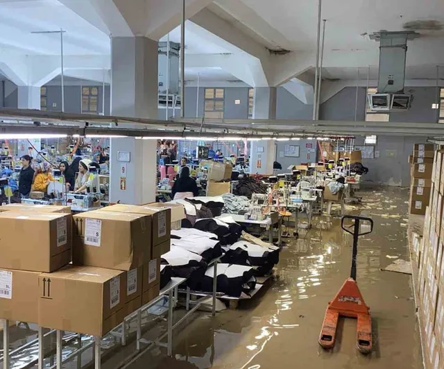 Şanlıurfa Birecik'te sağanak: Tekstil fabrikasında su baskını, tahliye çalışmaları sürüyor