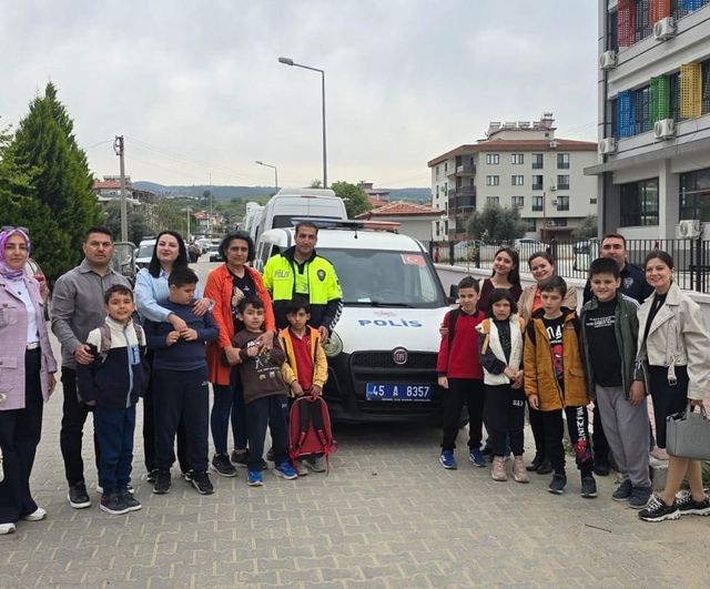 Sarıgöl polisinden özel eğitim öğrencilerine şehir turu