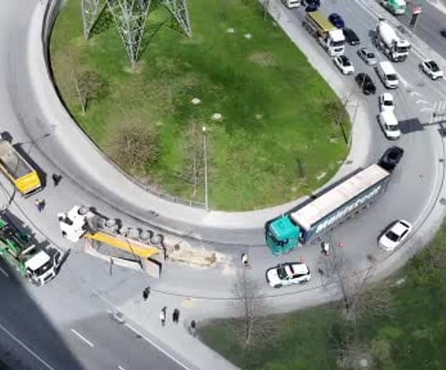 Sarıyer’de mıcır yüklü hafriyat kamyonu devrildi: Sürücü hafif yaralandı