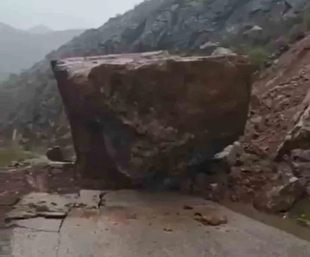 Şemdinli'de sağanak sonrası yamaçtan kopan kaya Boğazköy yolunu ulaşıma kapattı