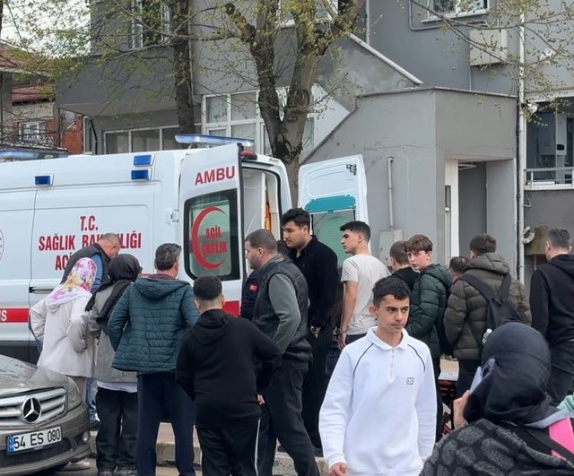 Serdivan'da 9 yaşındaki çocuğa otomobil çarptı; çocuk hastaneye kaldırıldı