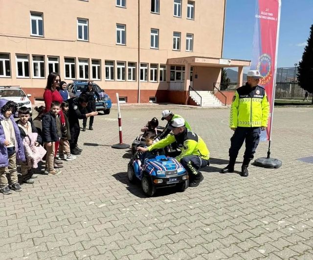 Sinop Saraydüzü'nde anaokulu ve ilkokul öğrencilerine uygulamalı trafik güvenliği eğitimi