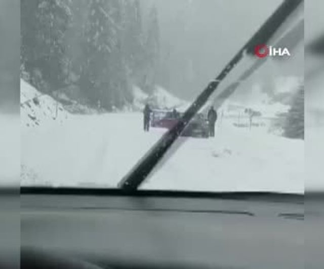 Sinop’ta Çangal mevkiinde aniden artan kar yağışı sürücüleri hazırlıksız yakaladı