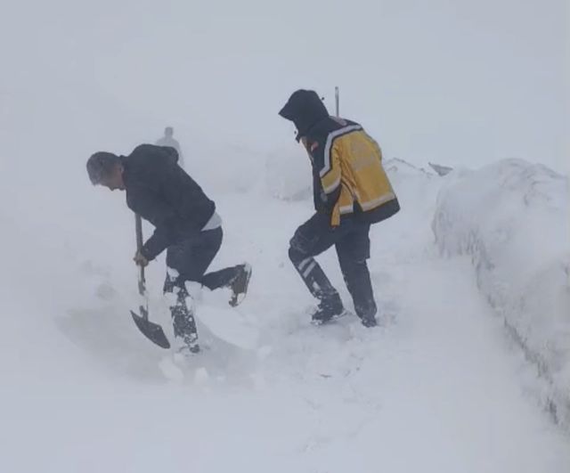 Şırnak’ta İlkbahar Karı Uzungeçit Beldesi Yolunu Ulaşıma Kapattı, Belediye Ekipleri Çalışma Başlattı