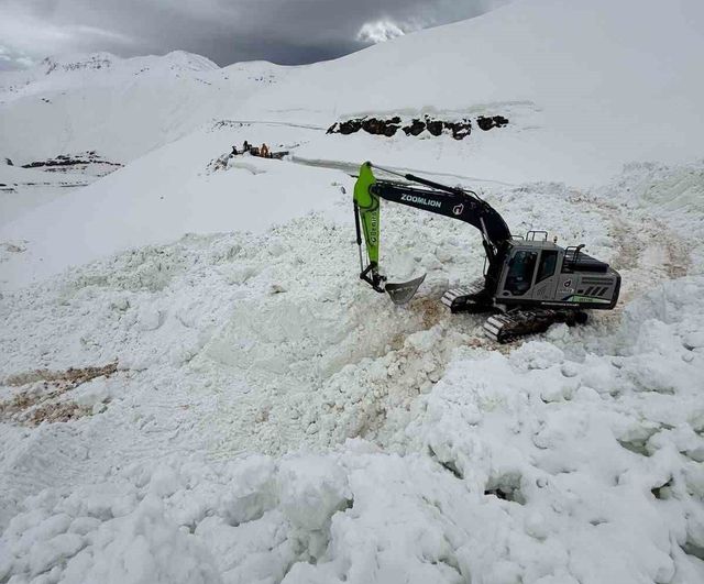 Şırnak Uzungeçit'te çığ sonrası kapanan yol kontrollü şekilde yeniden açıldı