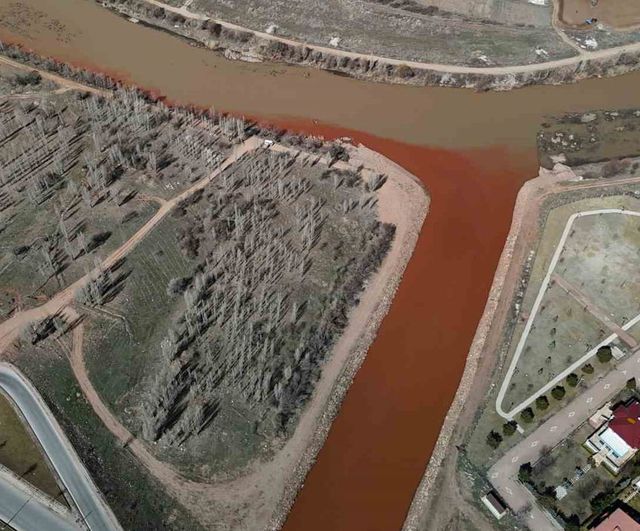 Sivas'ta Fadlum Çayı Kızıl Renge Bürünerek Kızılırmak'ı Renklendirdi